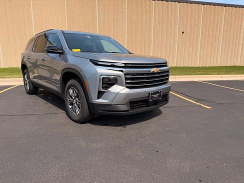 Used 2024 Chevrolet Traverse LT image 2