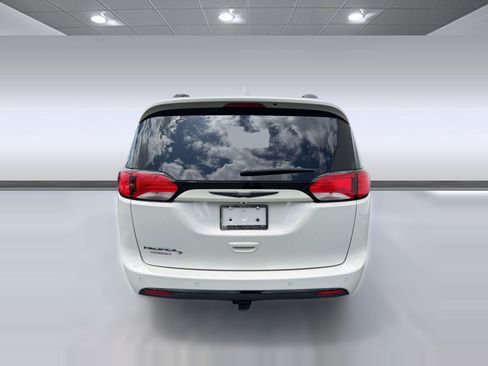 Used 2020 Chrysler Pacifica Touring-L Plus w/ S Appearance Package FWD image 10