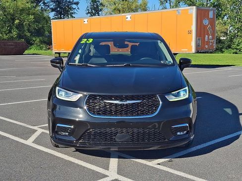 Used 2023 Chrysler Pacifica Touring-L FWD image 2
