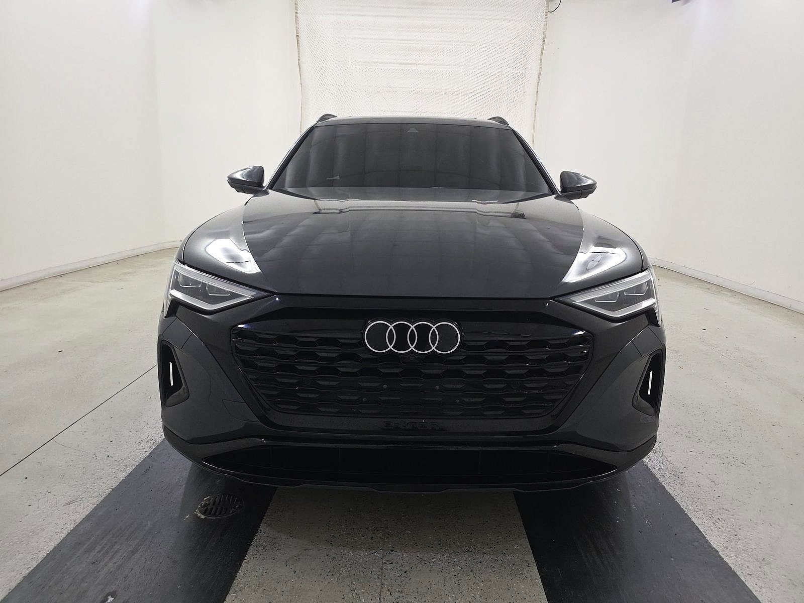 Used 2024 Audi Q8 e-tron Premium Plus w/ Premium Plus Package AWD/4WD image 2