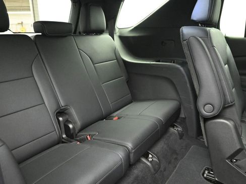 Used 2025 Chevrolet Traverse LT image 9