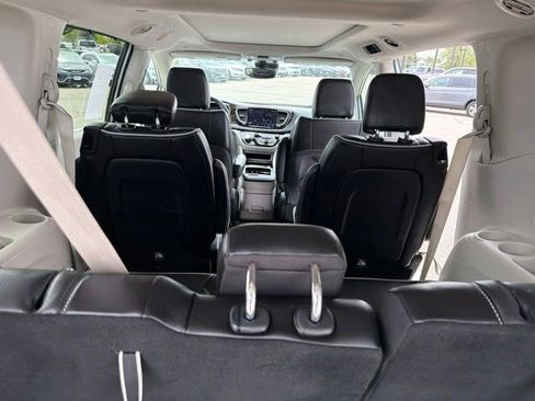 Used 2023 Chrysler Pacifica Limited FWD image 17