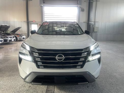 Used 2025 Nissan Rogue SL w/ Tech Package image 2