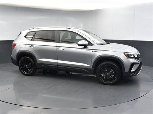 New 2024 Volkswagen Taos SE image 17