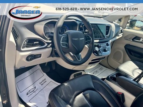 Used 2023 Chrysler Pacifica Touring-L FWD image 10