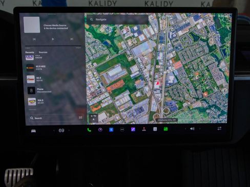 Used 2021 Tesla Model S Plaid image 5