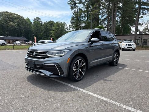 Used 2023 Volkswagen Tiguan SEL R-Line AWD/4WD image 2