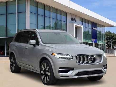 Used 2023 Volvo XC90 T8 Ultimate w/ Lounge Package image 2