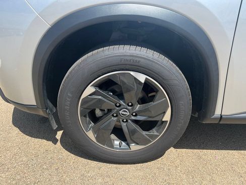 Used 2024 Nissan Rogue SV FWD image 9