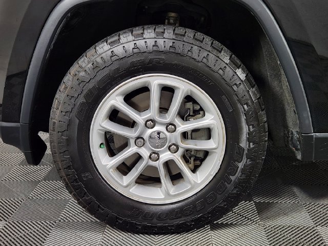 Used 2020 Jeep Grand Cherokee Laredo AWD/4WD image 21