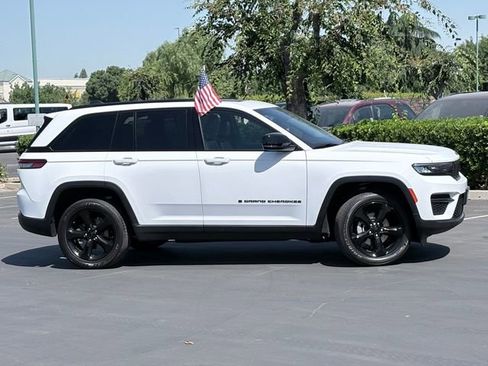 Used 2023 Jeep Grand Cherokee Altitude AWD/4WD image 4