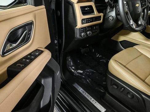 Used 2023 Chevrolet Suburban Premier image 7