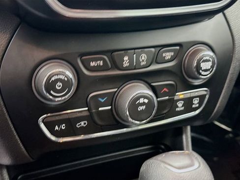 Used 2019 Jeep Cherokee Latitude w/ Popular Appearance Group image 15