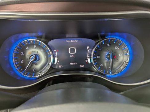 Used 2019 Chrysler Pacifica Limited image 4