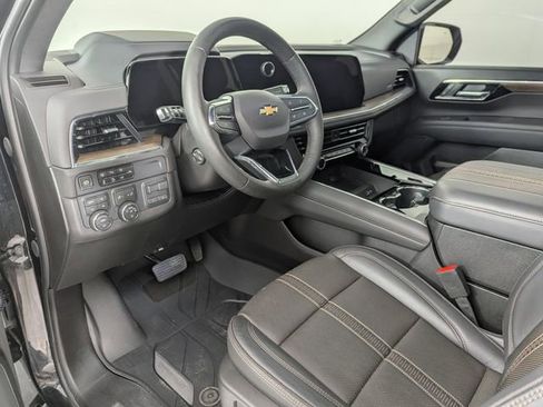 Used 2025 Chevrolet Suburban High Country AWD/4WD image 15