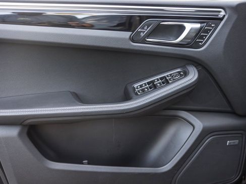 Certified 2022 Porsche Macan image 15