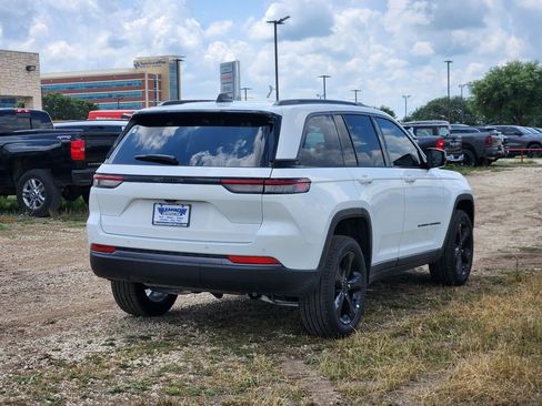 New 2026 Jeep Grand Cherokee Limited RWD image 4