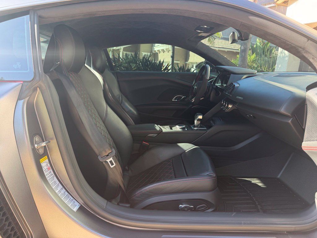 Used 2017 Audi R8 V10 w/ Carbon Exterior Package AWD/4WD image 27