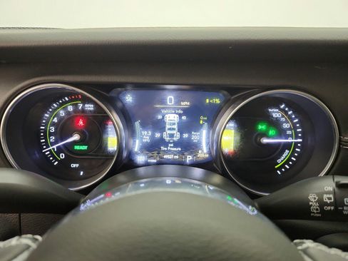 Used 2021 Jeep Wrangler Unlimited Sahara w/ Dual Top Group AWD/4WD image 10