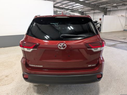 Used 2019 Toyota Highlander SE AWD/4WD image 4