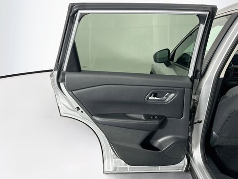Used 2025 Nissan Rogue SV FWD image 25
