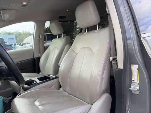 Used 2021 Chrysler Pacifica Touring-L image 13