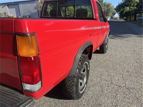 Used 1993 Nissan Pickup 4x4 Regular Cab image 10