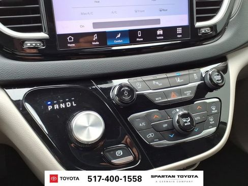 Used 2023 Chrysler Pacifica Touring-L FWD image 21
