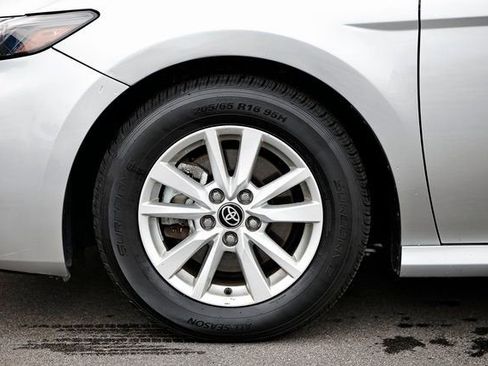 Used 2025 Toyota Camry LE image 5