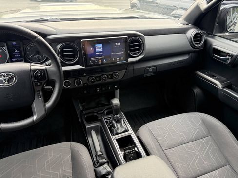 Used 2018 Toyota Tacoma TRD Sport AWD/4WD image 19