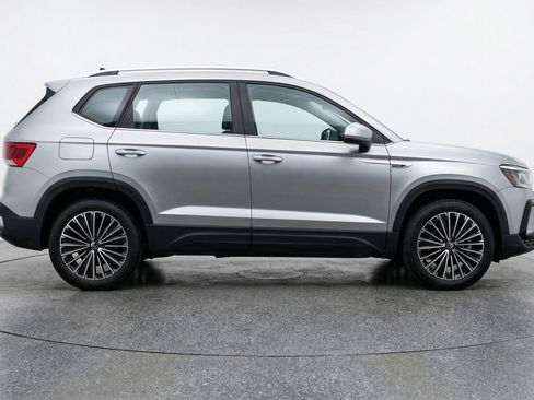 Used 2025 Volkswagen Taos SE image 11