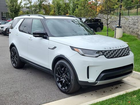 Used 2025 Land Rover Discovery S image 10