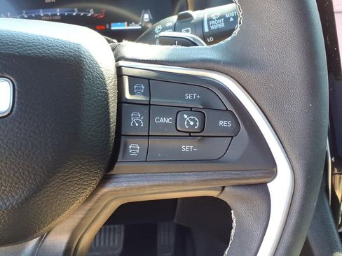 Used 2025 Jeep Grand Cherokee Limited w/ Luxury Tech Group II AWD/4WD image 29