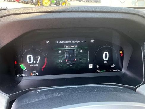 Used 2025 Ford Explorer Active AWD/4WD image 21