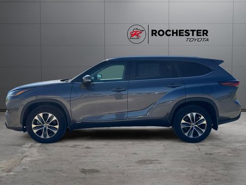 Certified 2024 Toyota Highlander XLE AWD/4WD image 2