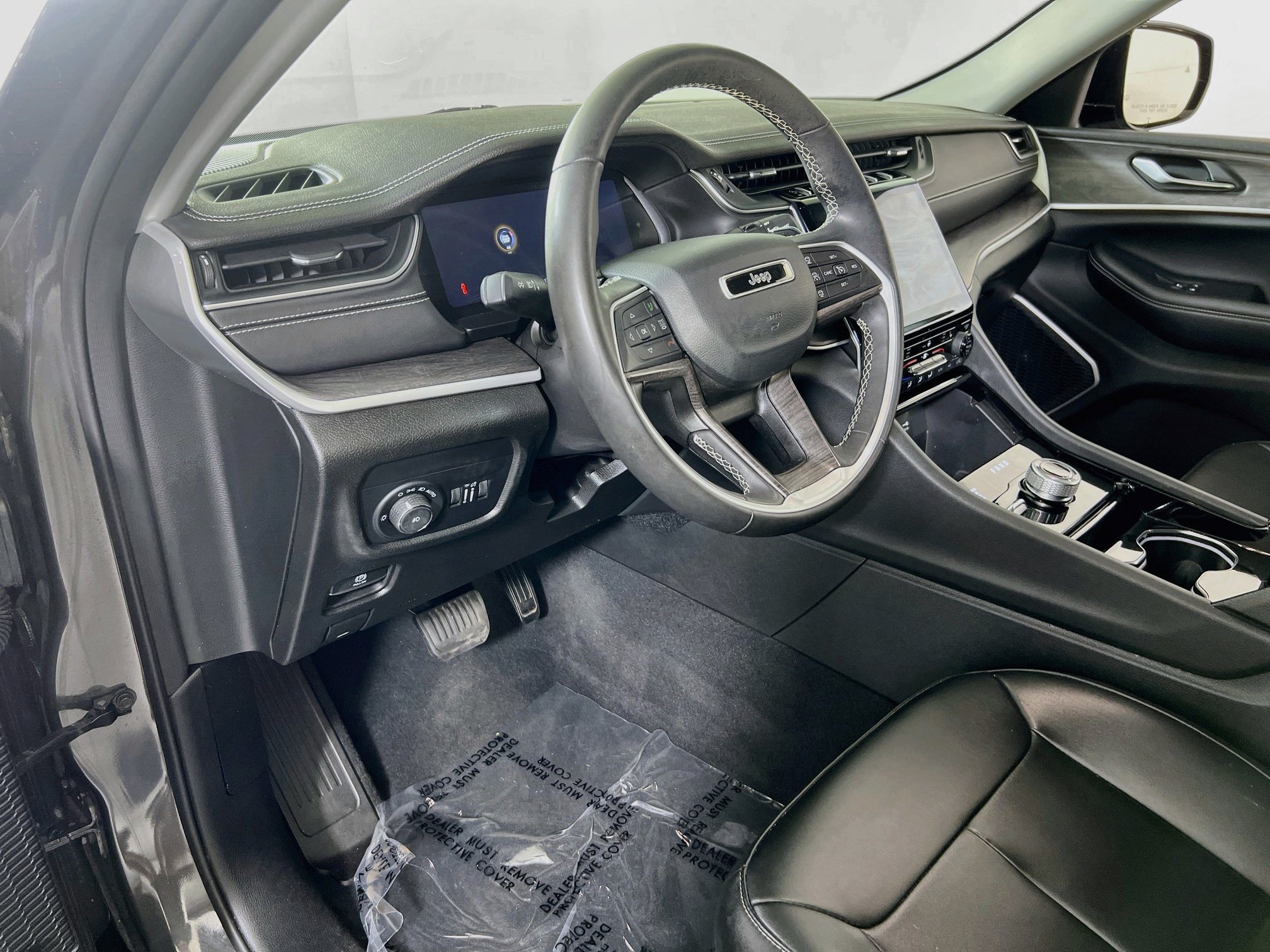 Used 2023 Jeep Grand Cherokee Limited AWD/4WD image 9