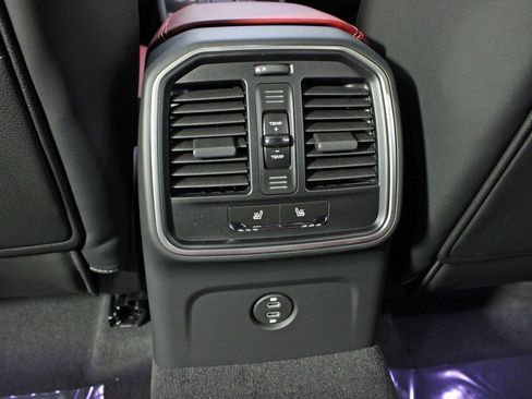 Used 2025 Porsche Macan image 34