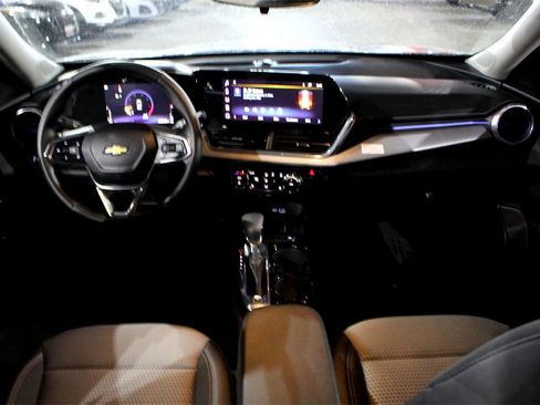 Used 2025 Chevrolet Trax LT w/ LT Convenience Package image 23