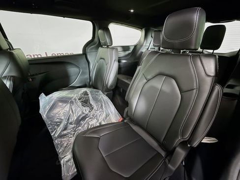 New 2026 Chrysler Pacifica Select image 23