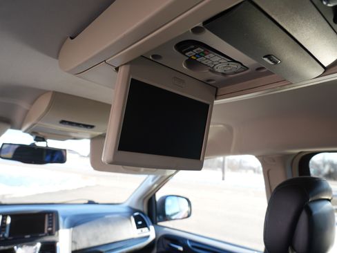 Used 2016 Chrysler Town & Country Limited image 28