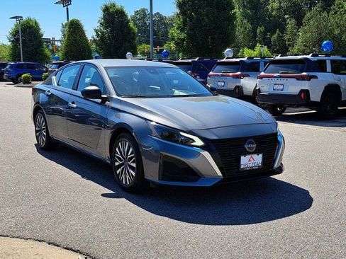 Used 2024 Nissan Altima 2.5 SV FWD image 4