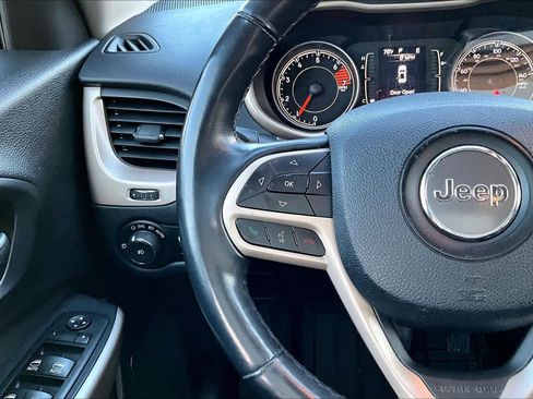 Used 2017 Jeep Cherokee Latitude w/ Safety/Convenience Group image 22