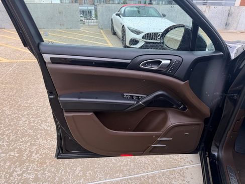 Used 2017 Porsche Cayenne AWD/4WD image 10