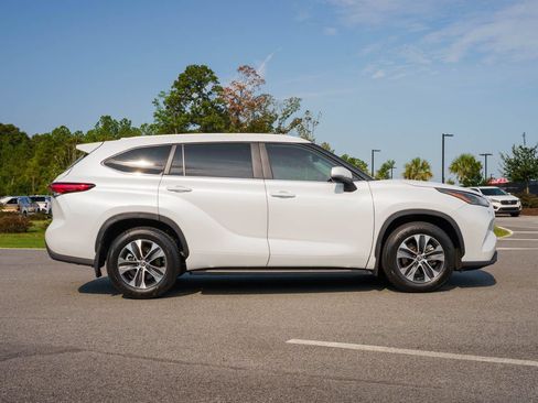 Used 2023 Toyota Highlander XLE FWD image 9