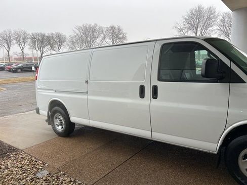 Used 2017 Chevrolet Express 3500 Work Van image 4