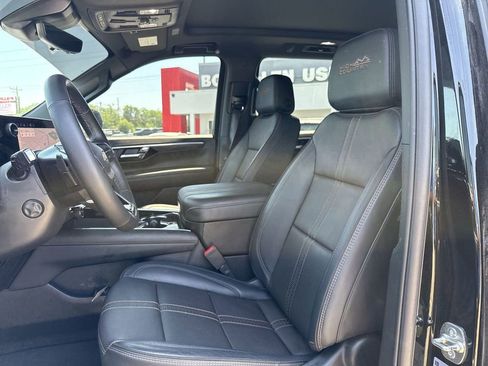 Used 2025 Chevrolet Suburban High Country AWD/4WD image 23