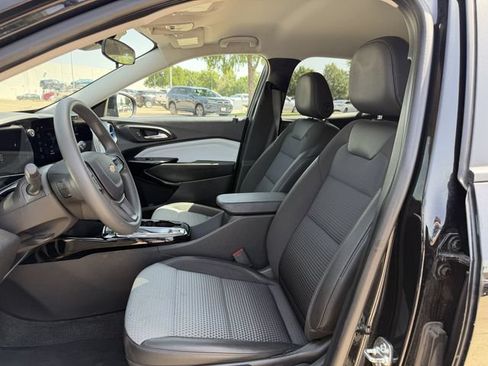 Used 2025 Chevrolet Trax LT FWD image 24