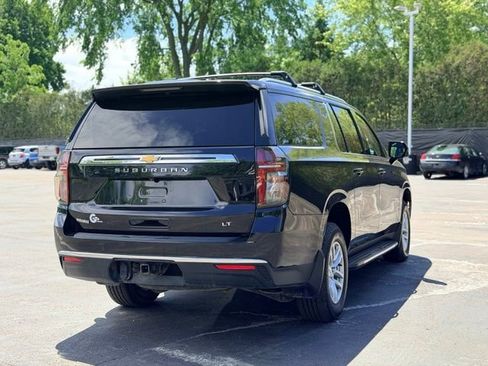 Used 2022 Chevrolet Suburban LT w/ Luxury Package AWD/4WD image 4