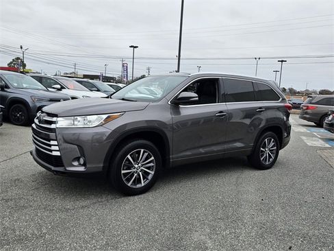 Used 2018 Toyota Highlander XLE image 3