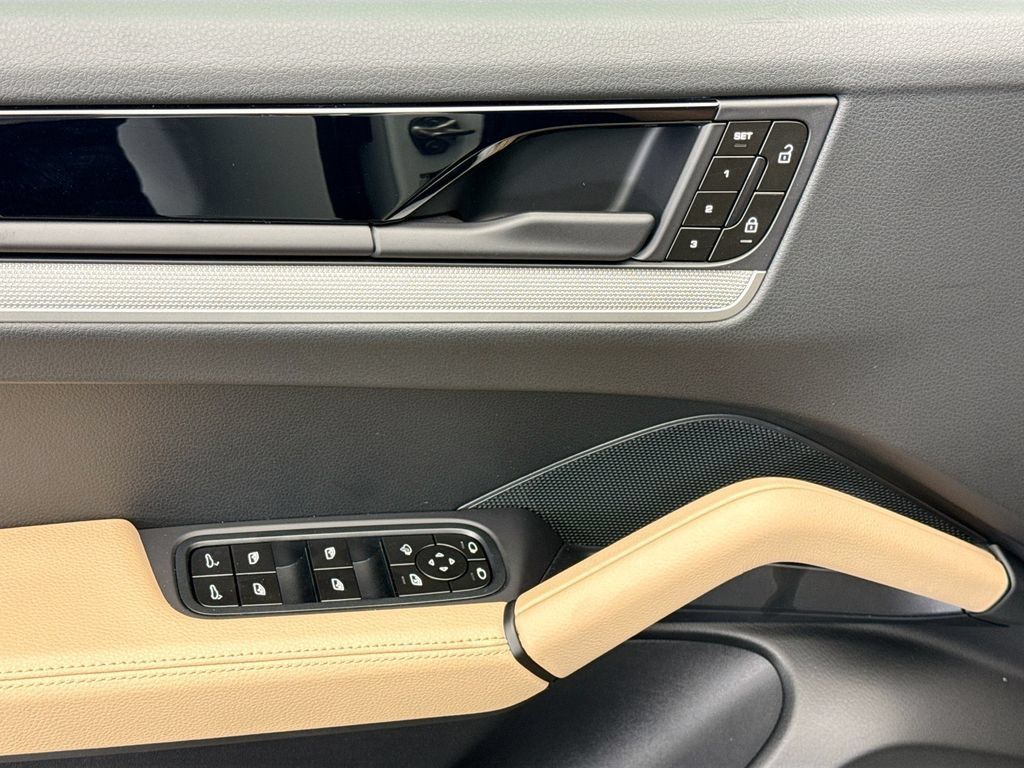 Used 2026 Porsche Cayenne AWD/4WD image 24
